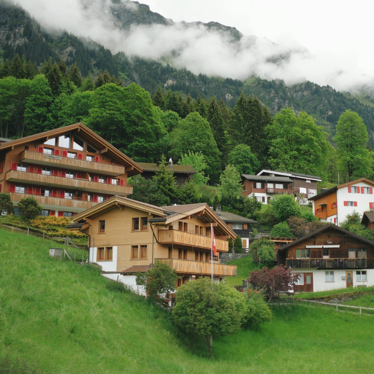 Gebäudeversicherung Schweiz: Finde heraus, in welchen Kantonen sie obligatorisch ist, welche Schäden gedeckt sind und wie du dein Haus optimal absicherst.