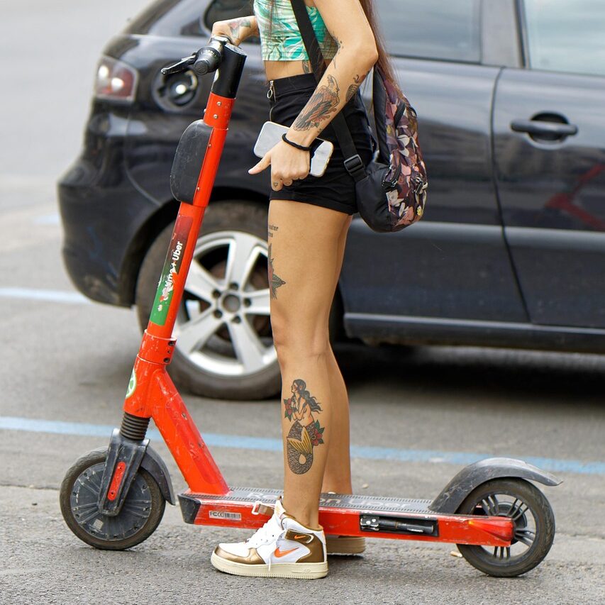 frau auf es scooter
